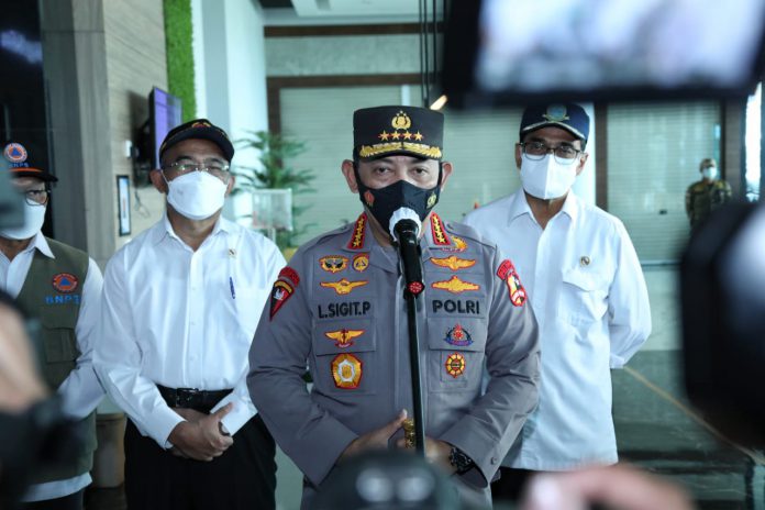 Kapolri Jenderal Listyo Sigit Prabowo meninjau langsung Pelabuhan Merak, Banten, Rabu (22/12/2021)