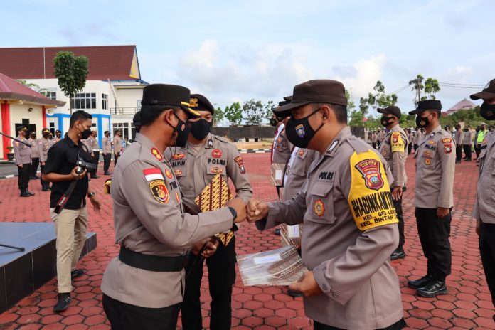 Kapolres Bimtan AKBP memberikan piagam kepada personil Kepolisian yang berprestasi di halaman Makapolres Bintan pada Rabu (22/12/2021) Fot/Humas Polres Bintan/Mimbarpublik.com