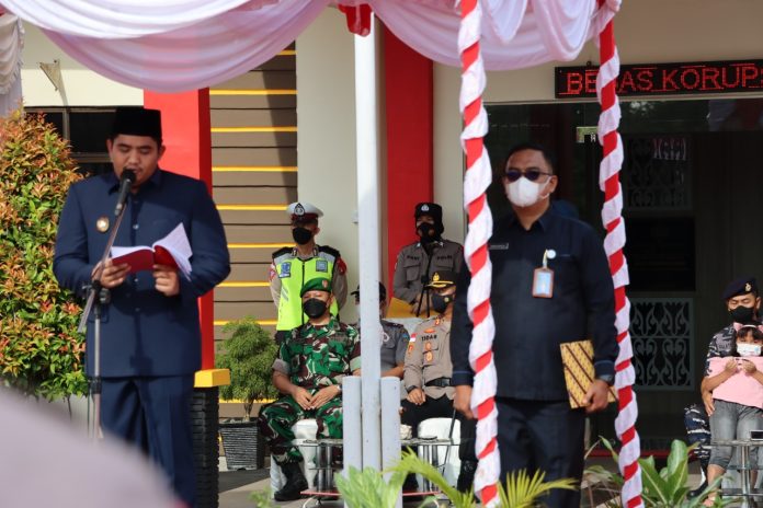 Plt Bupati Bintan Roby Kurniawan sebagai Inspektur Upacara pada gelaran Apel Pasukan Operasi Ketupat Seligi Tahun 2022 Kepolisian Resort Bintan, Jumat (22/04) Dok.Foto: Kominfo (1600 pixel)