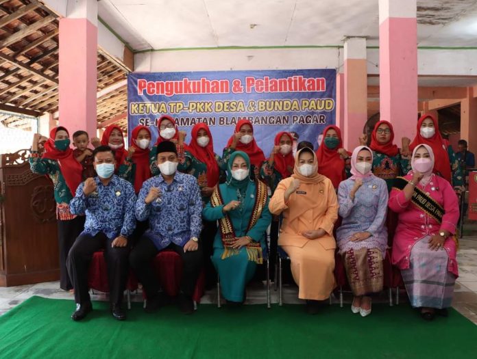 Hj. Nur Endah Sulastri bersama Ketua Tim PKK Desa dan Bunda Paud Kecamatan Blambangan Pagar, Selasa (17/05). dok foto: Gustami