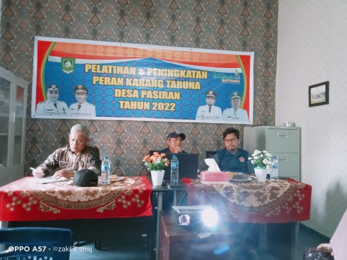 Kepala Desa Pasiran, Sopian dan narasumber karang taruna saat adakan pelatihan, Rabu (3/11/2022) Foto by mira